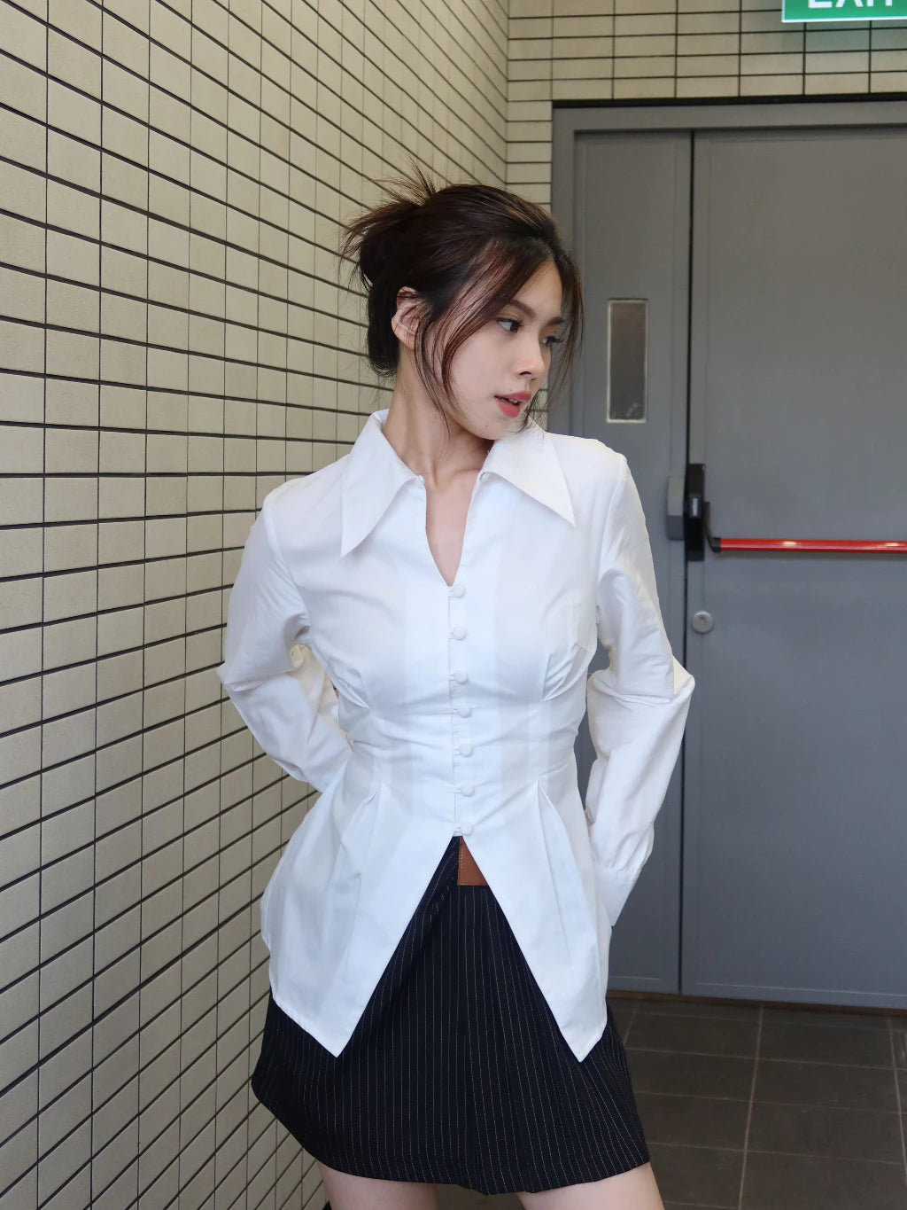Celeste Wispie Fitted Long Sleeve Shirt Kemeja Wispie Atasan Wanita Slim fit Office Look Lengan Panjang V Neck