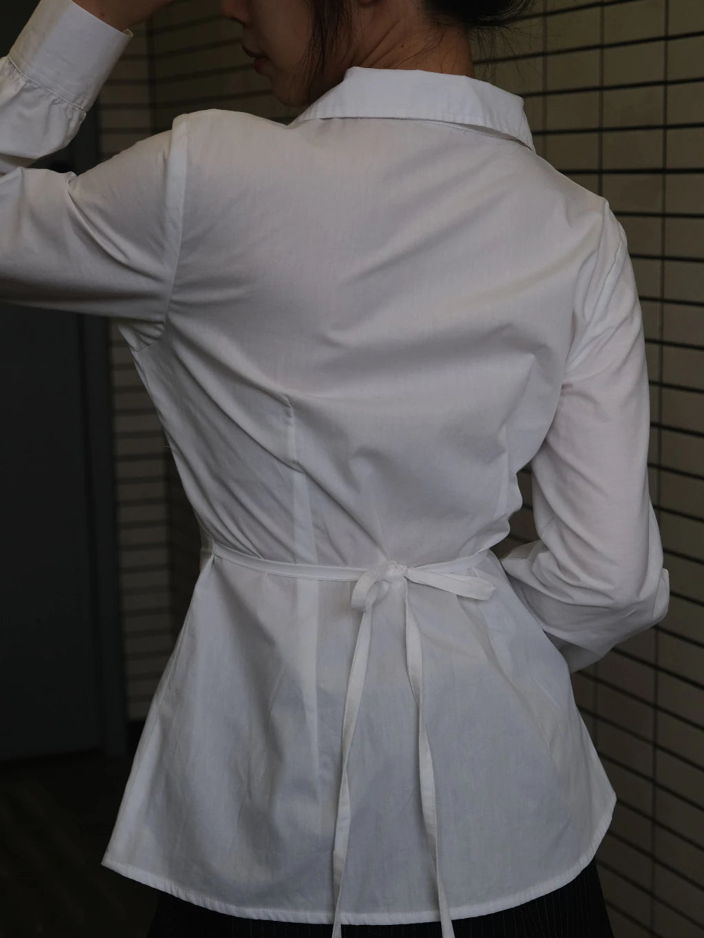 Celeste Wispie Fitted Long Sleeve Shirt Kemeja Wispie Atasan Wanita Slim fit Office Look Lengan Panjang V Neck