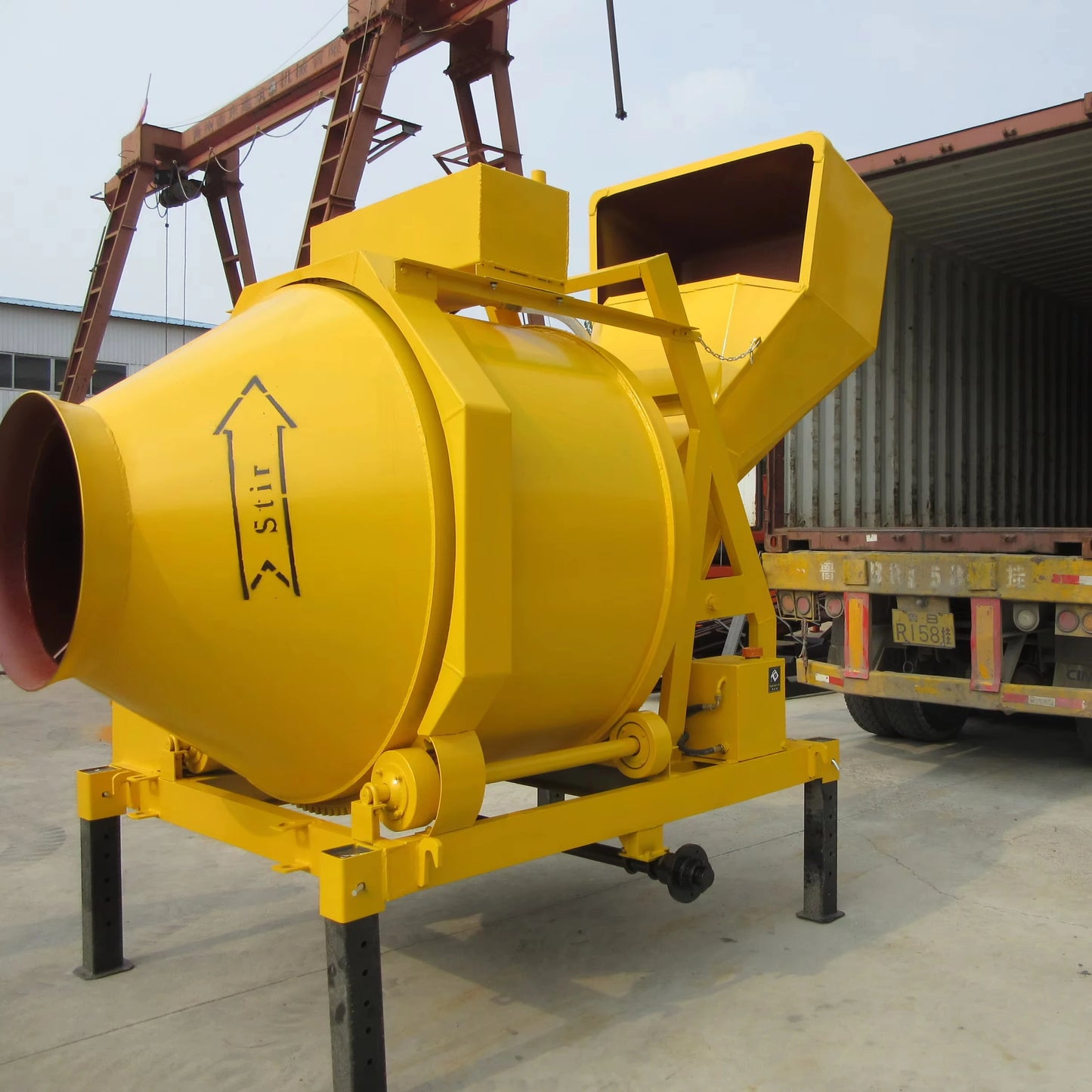 MINLE High Mixing Quality  10 14 15 M³/H Self Loading Mobile  Reversing Diesel Concrete Drum Mixer With Pump